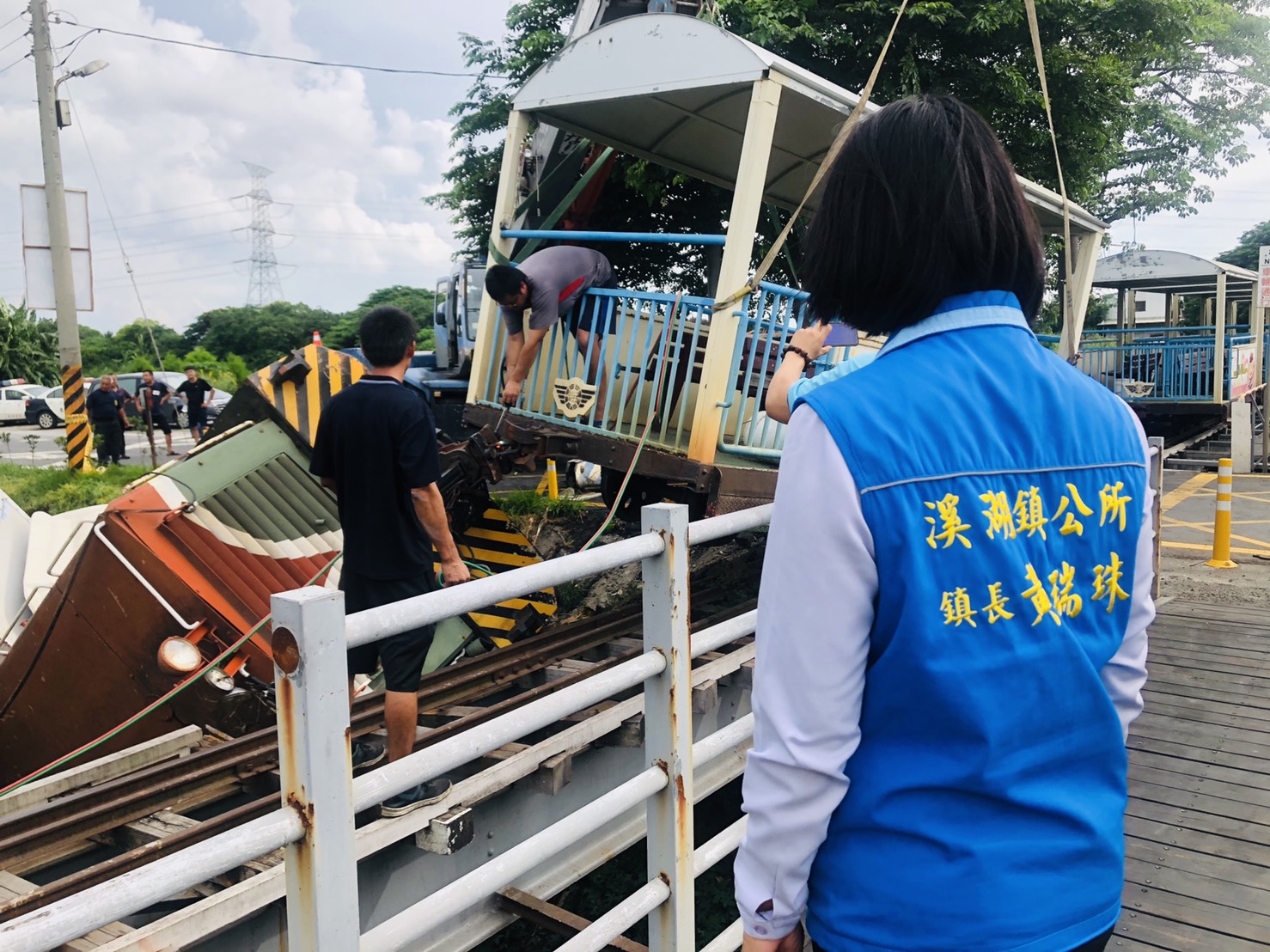 6月份鎮政活動剪影1090626溪湖糖廠火車翻覆意外黃鎮長瑞珠第一時間到達現場瞭解狀況及協助